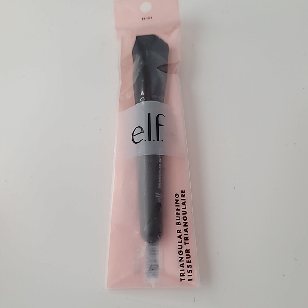 e.l.f. Triangular Buffing Foundation Brush NEW